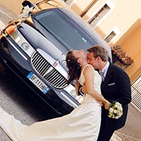 Пара новобрачных на фоне авто класса люкс