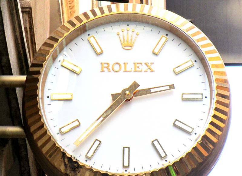 Часы Ролекс в ветрине на улице Монте Наполеоне